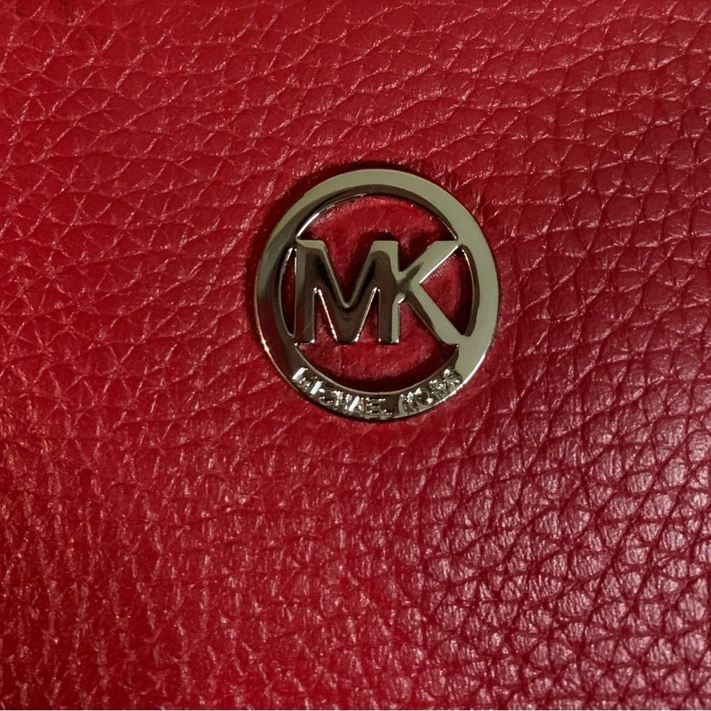 Michael Kors Women’s Scarlet Wristlet with Gold Accent. Like New - Picture 5 of 10